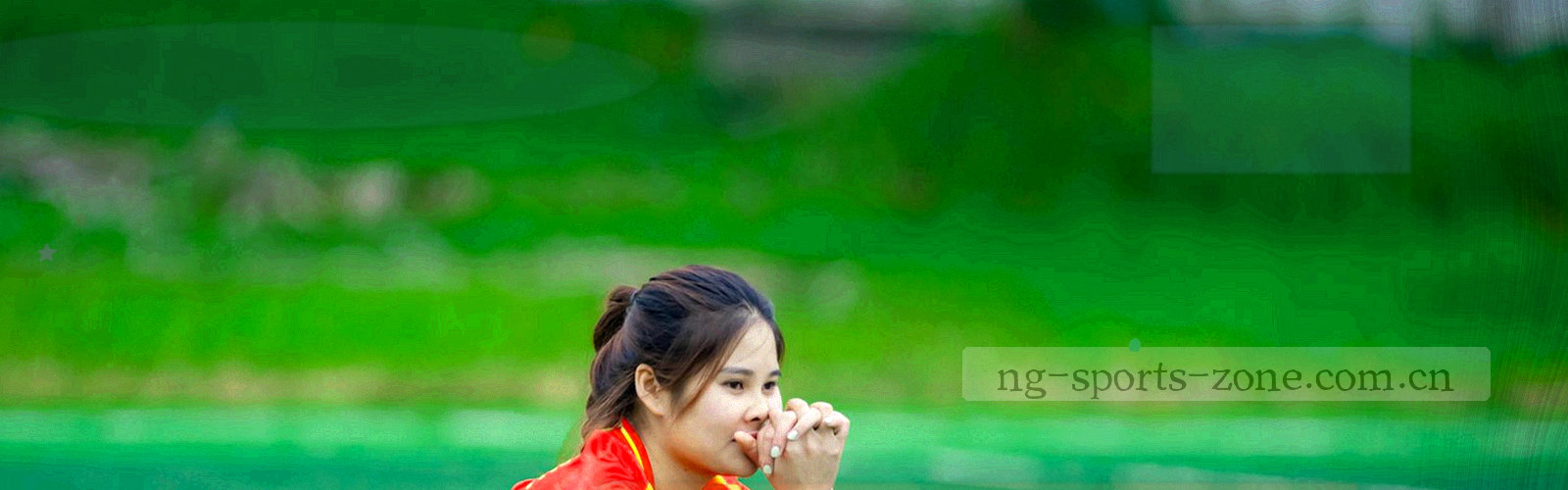 深色底上的抽象数据纹理，由细线与点阵构成，青柠色稀疏点缀